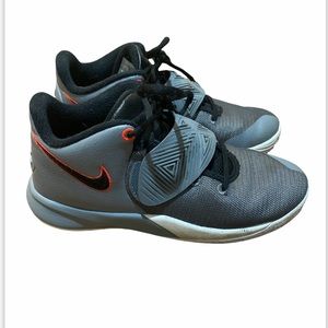 Boys Nike Kyrie Flytrap basketball shoes